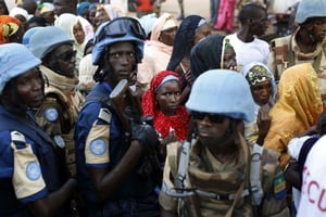 Des Casques bleus protègent des musulmans à l’entrée de la mosquée centrale de Bangui, le 30 novembre 2015. © Jerome Delay/AP/SIPA