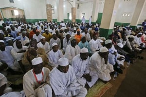Des fidèles musulmans dans la mosquée de Koudoukou, à Bangui, en novembre 2015 lors de la visite du pape François. © Andrew Medichini/AP/SIPA