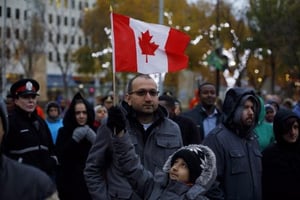 Des Canadiens se réunissent pour une veillée funéraire le 1er octobre 2017 après une attaque terroriste à Edmonton. © Jason Franson/AP/SIPA