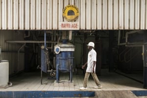 Visite de la raffinerie d’huile d’arachide Oleosen. Zone de raffinage d’huile. A Dakar le 22 juin 2016. © Sylvain Cherkaoui pour JA