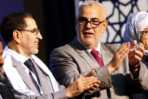 Le chef du gouvernement marocain Saadeddine El Othmani (g.) et son prédécesseur Abdelilah Benkirane lors d’un meeting pour les législatives en septembre 2016. © Abdeljalil Bounhar/AP/SIPA