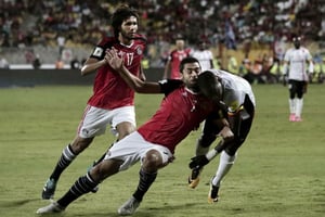 Ahmed Fathy (Égypte) aux prises avec Fayouk Miya (Ouganda), lors du match du 5 septembre 2017 pour les qualifications au Mondial 2018. © Nariman El-Mofty/AP/SIPA