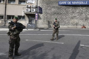 Des soldats patrouillent à l’extérieur de la gare Saint-Charles, à Marseille, après une attaque au couteau le 1er octobre 2017, qui a coûté la vie à deux jeunes femmes. © Claude Paris/AP/SIPA
