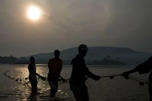 La rivière Oubangui, affluent du fleuve Congo, est à cheval sur trois États : la RDC, le Congo et la Centrafrique. © Rebecca Blackwell/AP/SIPA