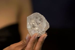 Présentation du plus gros diamant brut découvert en 100 ans, le 14 juin 2016 à Londres. La pierre a été extraite au Botswana en 2015. © Matt Dunham/AP/SIPA