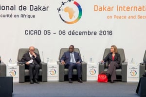 Jean-Yves Le Drian, Macky Sall et Federica Mogherini lors du Forum sur la paix et la sécurité de Dakar, en décembre 2016. © DR / Forum Dakar
