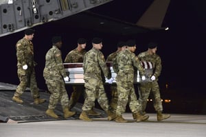 Le corps d’un des quatre soldats américains tués dans l’embuscade du 4 octobre 2017, rapatrié  aux États-Unis. © Staff Sgt. Aaron J. Jenn/AP/SIPA