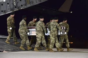Le corps d’un des quatre soldats américains morts dans l’embuscade du 4 octobre 2017 rapatrié  aux Etats-Unis. © Staff Sgt. Aaron J. Jenn/AP/SIPA
