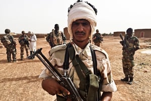 Le 22 juin, première patrouille entre éléments du Mouvement pour le salut de l’Azawad (au premier plan) et de l’armée régulière (au second plan). © François-Xavier FRELAND