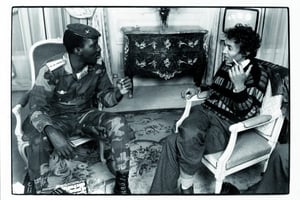 Le capitaine Thomas Sankara et le journaliste Sennen Andriamirado, à Paris, en 1986. © Pascal Maitre/Archives JA