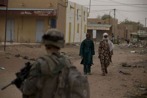 Un soldat français patrouille à Kidal, au Mali, le 27 juillet 2013. © Rebecca Blackwell/AP/SIPA