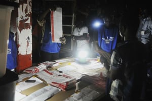 Opération de dépouillement des votes à Monrovia dans la soirée du 10 octobre. © Abbas Dulleh/AP/SIPA
