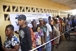 Des Libériens devant un bureau de vote le 10 octobre à Monrovia, la capitale. © Abbas Dulleh/AP/SIPA