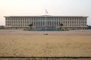 Le Palais du peuple, siège de l’Assemblée nationale et du © Gwenn Dubourthoumieu pour JA.