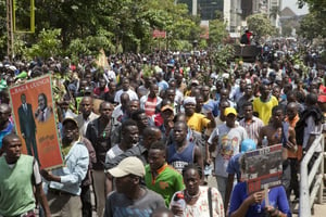 Des partisans de la super-alliance d’opposition Nasa défilent le 11 octobre 2017 à Nairobi, au Kenya. © Sayyid Abdul Azim/AP/SIPA