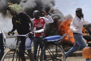 Des supporters de Raila Odinga brûlent des pneus dans les rues de Kisumi, le 13 octobre 2017. © Stringer/AP/SIPA
