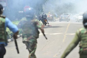 Des policiers kényans dispersent des manifestants à Nairobi, le 13 octobre 2017. © Tony Karumba/AFP