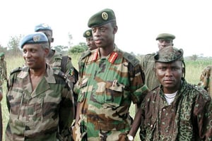 James Kabarebe (au centre), alors général major de l’armée rwandaise, à l’aéroport de Kindu, à l’est de la RDC, en septembre 2002. © Rodrique Ngowi /AP/SIPA