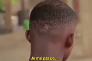 Un des enfants délinquants d’Abidjan, qu’on surnomme les « microbres ». © Capture d’écran Youtube / Arte Reportage : « Côte d’Ivoire, les enfants de la crise »