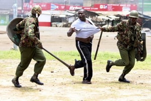 Un supporter de Raila Odinga dans les rues de Kisumi, le 13 octobre 2017. © AP/SIPA