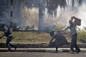 Des affrontements entre policiers et protestants lors des élections au Kenya, le 12 août 2017. © Ben Curtis/AP/SIPA
