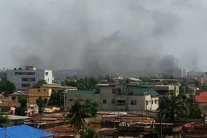 De la fumée s’élève au-dessus des quartiers ont ont lieu les affrontements entre forces de l’ordre et manifestants, ce 18 octobre 2017 à Lomé. © Photo : Edmond D’Almeida pour JA