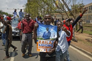Des partisans de l’opposant Raila Odinga manifestent el 16 octobre 2017 à Nairobi, au Kenya. © Ben Curtis/AP/SIPA