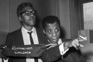 L’auteur James Baldwin, à droite, et le directeur adjoint de la marche de Washington Bayard Rustin, à gauche, lors d’une conférence sur les incidents concernant les droits civils, à New York, le 24 février 1963. © AP/SIPA