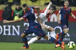 Khalid Boutaib (g.) au duel avec Jeremy Toulalan lors du match Ajaccio-Monaco du 9 janvier 2016. © Lionel Cironneau/AP/SIPA