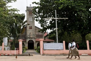 Des écolières passent devant la cathédrale Saint Louis à Port Gentil au Gabon, le 18 janvier 2017. © AFP