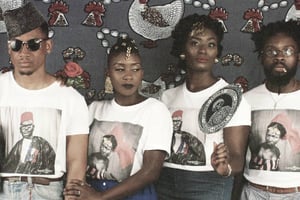 De gauche à droite : les quatre modèles de t-shirts de la collections sont portés par le rappeur Chris Deeway, la danseuse et chanteuse Lydie Alberto, la créatrice de la Nooru Box dédiée aux cultures noires Virgine Ehonian et Dani Bumba, poète, chanteur et auteur-compositeur.. © Nafoore Qâa