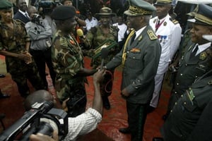 Le chef de l’armée nigérienne Martin Luther Agwai (gauche) et son homologue camerounais Meka Rene Claude (droite), Nigéria, août 2006. © GEORGE OSODI/AP/SIPA