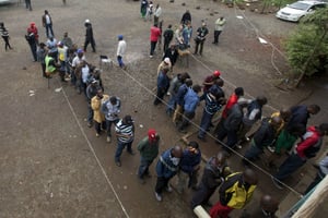 Des Kényan s’apprêtant à voter lors de l’élection présidentielle, jeudi 26 octobre. © Sayyid Abdul Azim/AP/SIPA