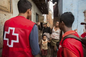 Des volontaires de la Croix Rouge tentent d’alerter les villageois sur l’épidémie de peste, qui sévit sur l’île de Madagascar, le 16 octobre 2017. © Alexander Joe/AP/SIPA