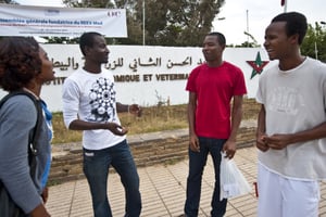 Étudiants d’origine subsaharienne à la sortie de la faculté de Rabat, le 26 septembre 2012. © Hassan Ouazzani pour Jeune Afrique
