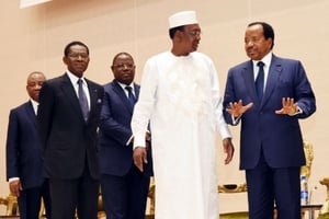 Paul Biya, président du Cameroun, et Idriss Déby Itno, président du Tchad, le 31 octobre à N’Djamena lors du sommet de la Cemac. © DR / Présidence du Cameroun