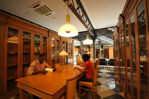 Bibliothèque nationale à Malabo, en Guinée équatoriale. © Renaud Van Der Meeren pour les éditions du Jaguar