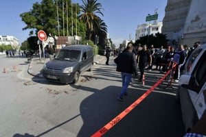 La police tunisienne sur les lieux de l’attaque au couteau du 1er novembre 2017. © Hassene Dridi/AP/SIPA