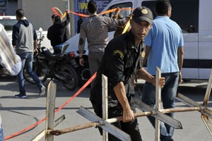 Un policier sécurise la zone où deux officiers de police ont été poignardés par un terroriste islamiste, à Tunis le 1er novembre. © Hassene Dridi/AP/SIPA