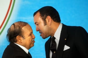 Photo d’archive de Mohamed VI et Abdelaziz Bouteflika, lors du sommet de la Ligue arabe, en 2005 à Alger. © Amr Nabil/AP/SIPA