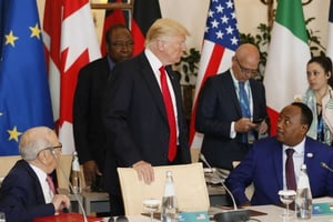 Donald Trump et le président du Niger, Mahamadou Issoufou, lors du G7 en Italie en mai 2017. © Domenico Stinellis/AP/SIPA