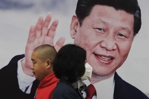 Xi Jinping sur une affiche dans les rues de Pékin. © Andy Wong/AP/SIPA
