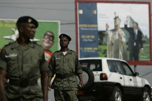 Des policiers camerounais à Yaoundé, en 2005 (photo d’illustration). © Rebecca Blackwell/AP/SIPA