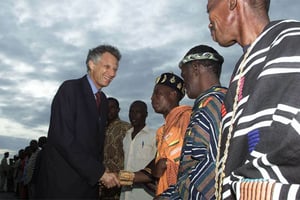 Dominique de Villepin, alors ministre des Affaires étrangères, lors de sa visite en Côte d’Ivoire, à Yamoussoukro le 21 juillet 2002. © Boris Heger/AP/SIPA