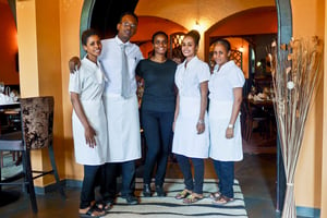 Le personnel du restaurant, Café de la Gare à Djibouti. © Olivier Caslin / JA