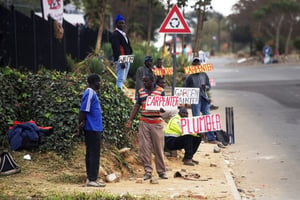 La nation Arc-en-Ciel compte 27,7 % de sans-emploi. Ici sur le bord d’une route à Johannesburg, le 4 août. © MUJAHID SAFODIEN/AFP