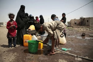 Un point d’eau dans la banlieue de Sanaa, au Yémen, en juillet 2017. Outre la famine qui menace, la population yéménite fait face à une épidémie de choléra. © Hani Mohammed/AP/SIPA