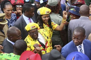 Robert Mugabe et sa femme Grace lors d’un rassemblement du Zanu-PF, le 8 novembre 2017. © AP/SIPA