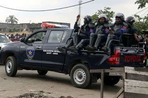 Des policiers à Kinshasa, en mai 2017, lors des évasions massives de la prison centrale. © John Bompengo/AP/SIPA