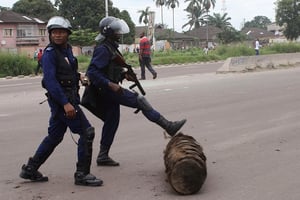 Deux policiers congolais près du quartier général d’un parti d’opposition, le 2 février 2017, à Kinshasa. © John Bompengo/AP/SIPA